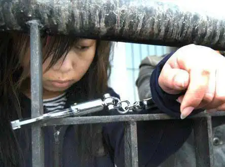 实拍漂亮女死刑犯有一次有人问我,听说枪毙人一枪打不死就用刺刀挑,哪