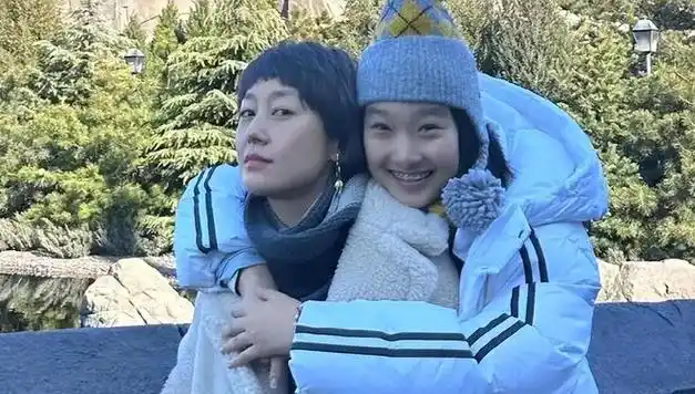 看了马伊琍大女儿的近照才知道她当年为何非要抢两孩子的抚养权