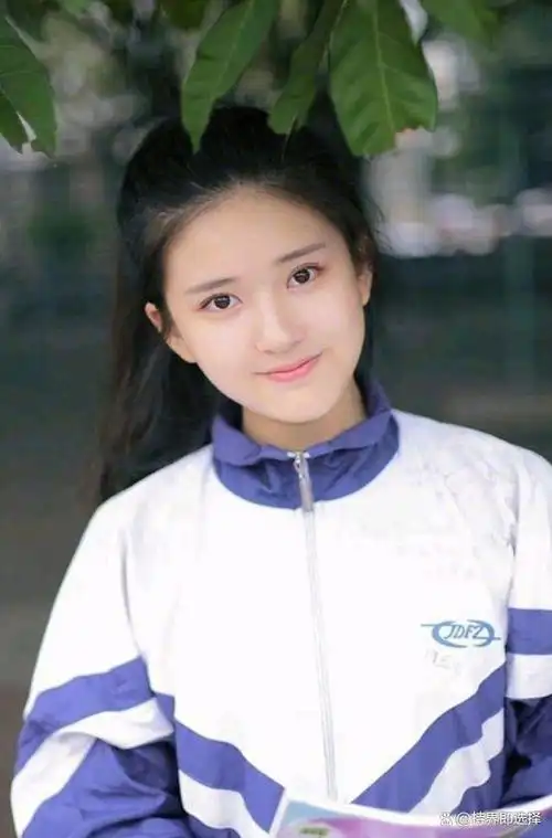 杨紫晒出穿高中校服造型,搭刘海短发清纯可爱,越长越嫩了