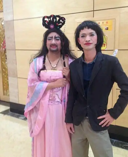 【巨冷】搞笑图片之男扮女装的搞笑青年图片