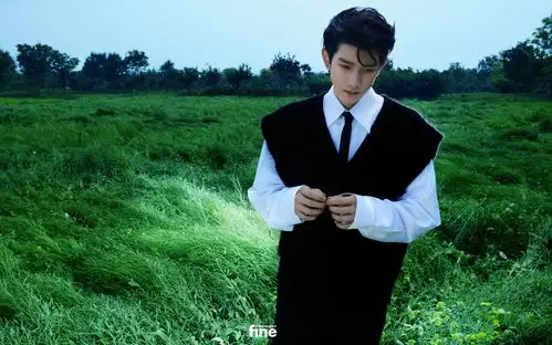 王源初秋草丛大片曝光 清新俊逸演绎满分少年感_手机搜狐网