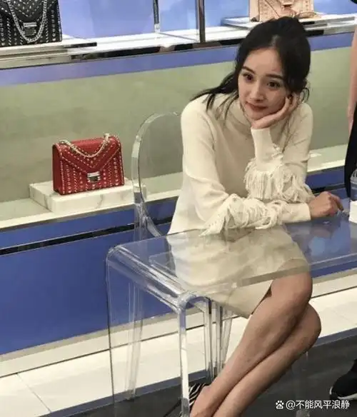 杨幂参加活动穿错鞋,又遭"透明"桌子考验,万能救场坐姿成经典