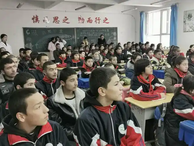 叶城二牧场学校开展防治艾滋病宣传活动