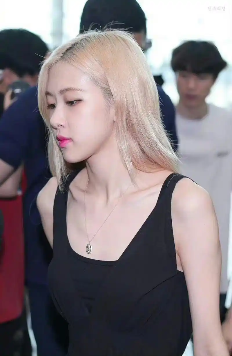 朴彩英最新机场街拍