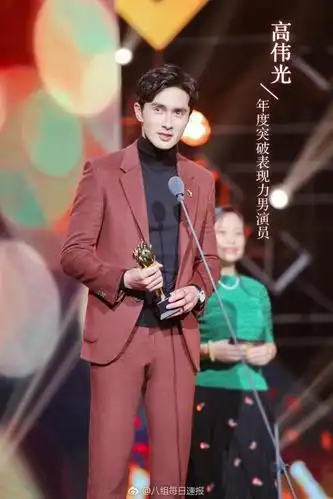 高伟光领奖现场大长腿被赞满分,网友:190以上的男人无所畏惧