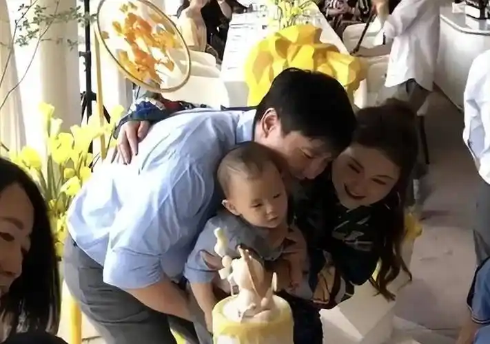 可以看出,沈腾和妻子两人对儿子也是相当关注,当他们从电梯出来时,就