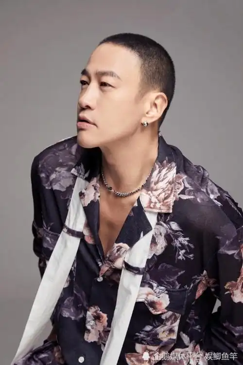 47岁型男何润东,寸头大片荷尔蒙爆棚,毫无大叔油腻感!_腾讯新闻