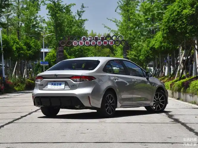 丰田雷凌外观造型锐利内饰精致提供丰富配置