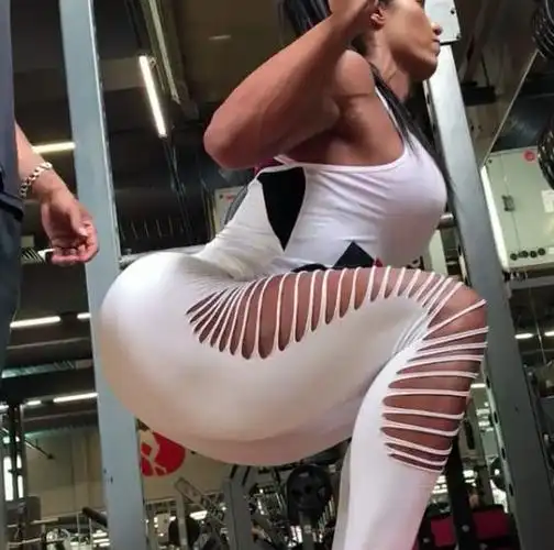 女模特举重460磅练深蹲腿部肌肉发达被称为最强壮的狂欢舞者