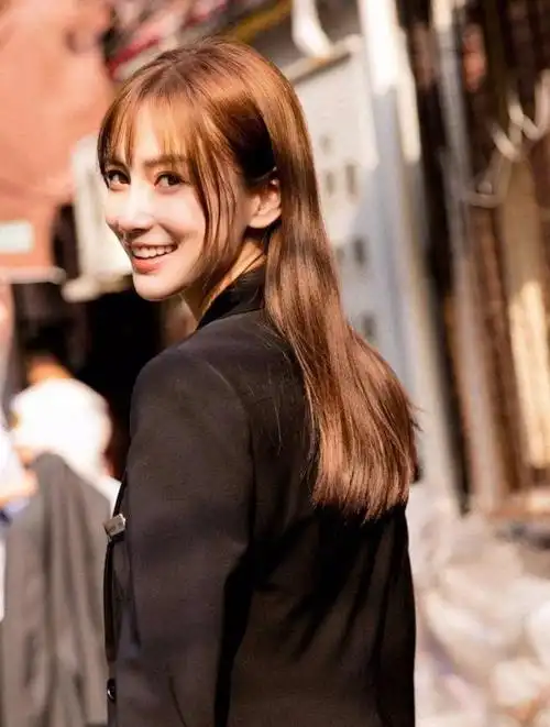 杨颖新剧齐刘海发型超吸晴,黑色西装酷美职业风,小白鞋清新减龄_网易