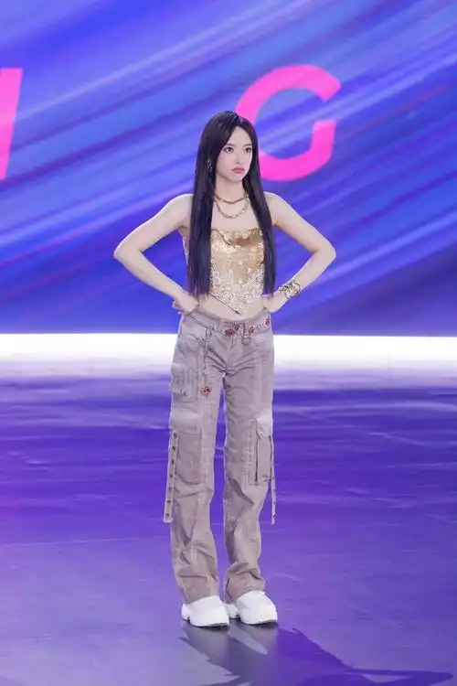 程潇三角巾抹胸,全新舞台造型,绝佳身材魅力四射__财经头条