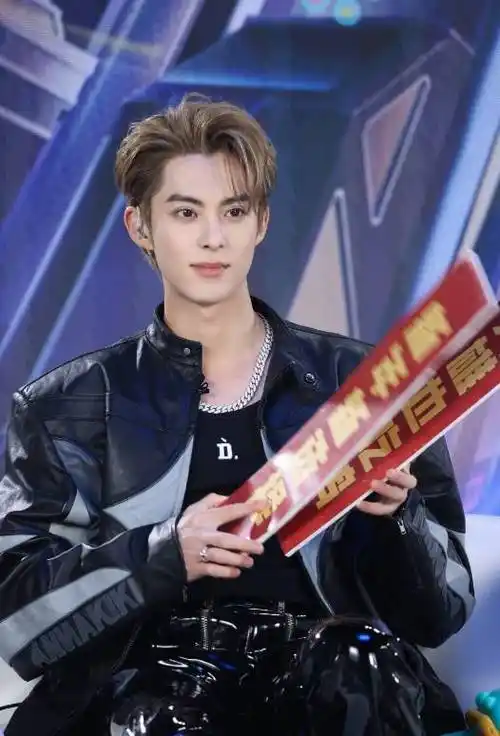 当众抽烟不能拍腿耍大牌,媒体最反感艺人,邓为罗云熙