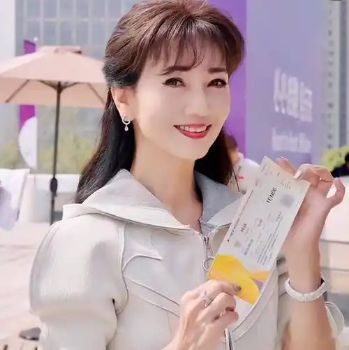 加点刘海修饰脸型在赵雅芝的发型打扮中,从来不会是直发的造型,一不