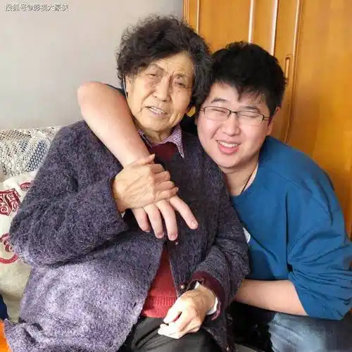 原创倪萍20岁儿子近照曝光眼睛已痊愈如今高大帅气还懂事