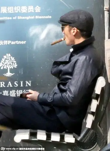 让我抽雪茄静静!谢霆锋拍戏空隙解烟瘾