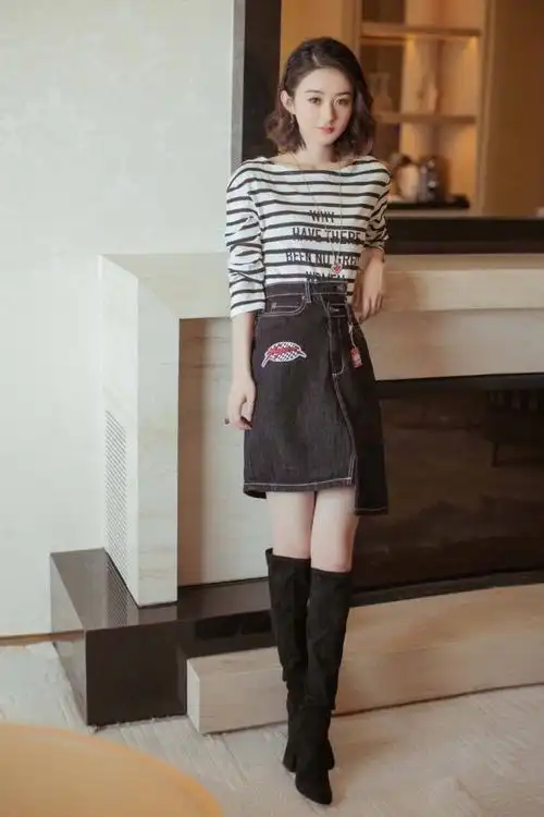赵丽颖俏皮卷发 搭配条纹衫牛仔裙,过膝靴拉长下身比例_新浪看点