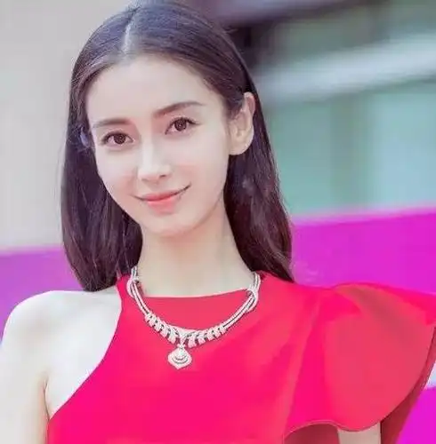 angelababy28岁了!宅男女神到辣妈发型百变吸睛!