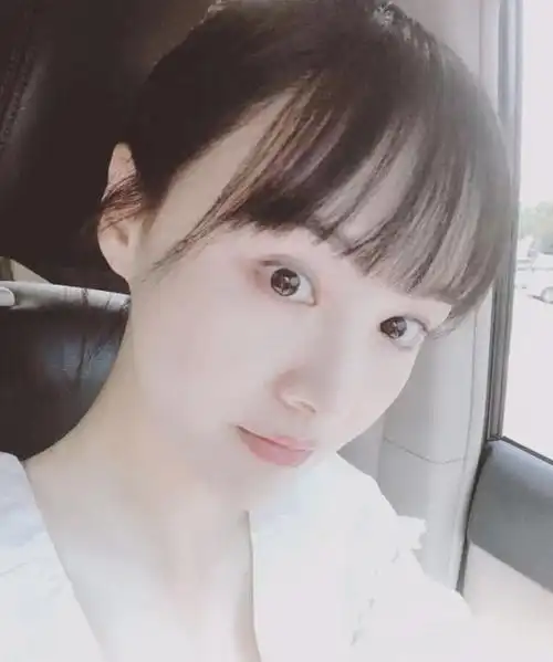 郑爽晒自拍照与老爸一起逛街,素颜齐刘海出镜清新似少女!