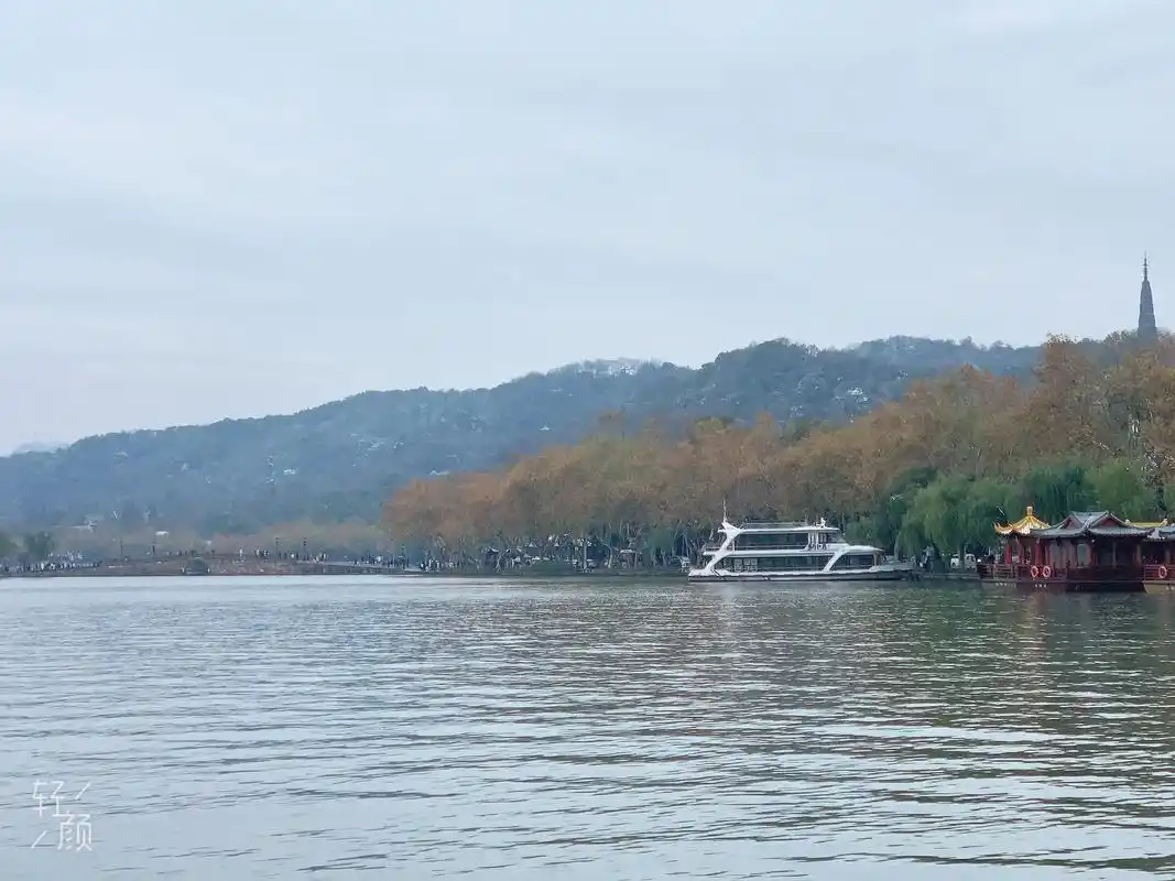 杭州西湖 三潭映月 雷峰塔.永远不要去责怪你生命中的任何人  - 抖音