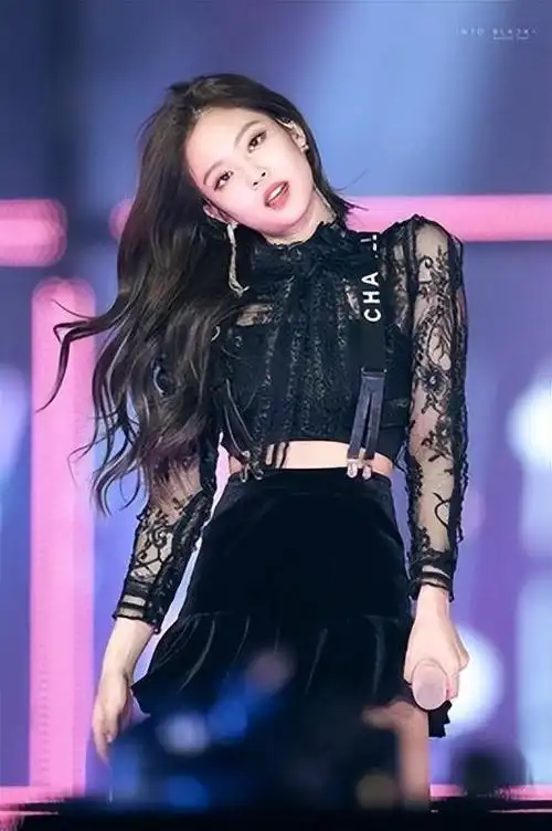 韩国女星jennie演出服布料太少露出侧乳网友故意打擦边球