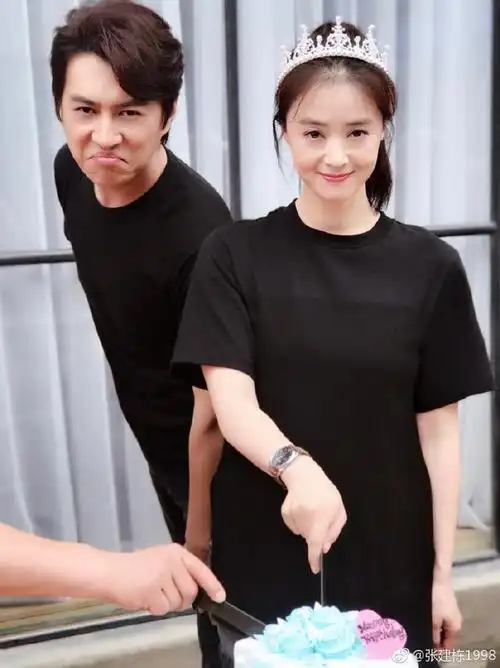 《如果岁月可回头》剧组为蒋欣庆祝生日,网友:靳东的身材是重点