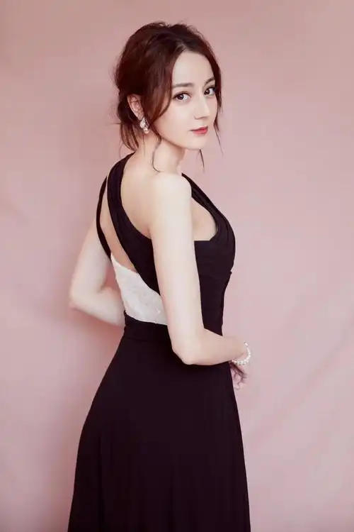 迪丽热巴果然是全能型女神不仅会演戏而且超会穿衣搭配