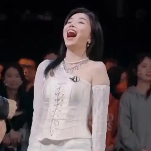 安崎你的表情管理一到舞台下就失效了吗