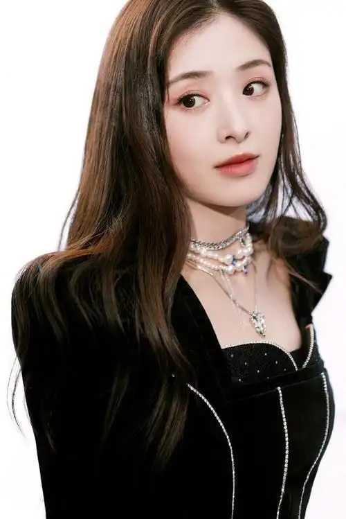 张含韵的娃娃脸真减龄肉感身材穿短裙又纯又欲真不像32岁