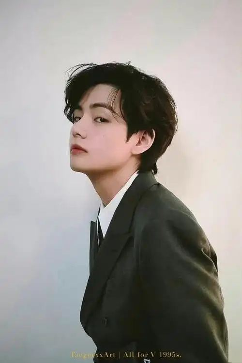 所以很快就被粉丝顶上了热搜,封面中的金泰亨一如既往的帅气,三番两次