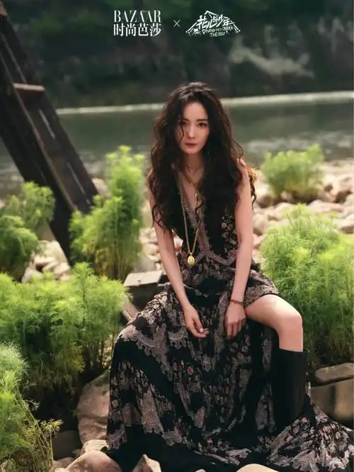 杨幂时尚芭莎花少露营大片上线一起领略