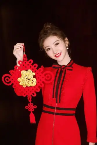 景甜穿着登上春晚红裙,红红火火,喜喜庆庆地迎财神