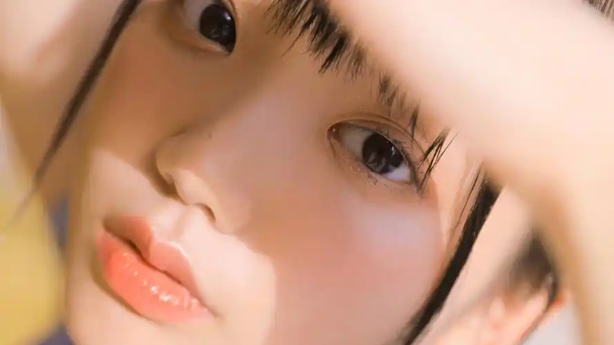 阳光下嬉戏女孩唯美写真桌面壁纸壁纸2