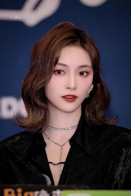 许佳琪今日上海活动现场黑色亮片露背群搭配小波浪卷,甜酷辣妹kiki好