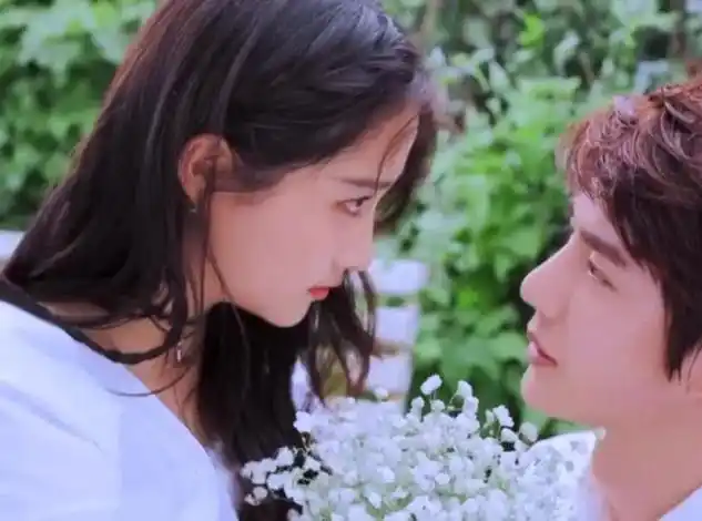 王一博关晓彤"亲密照"曝光!两人共喝一杯饮料,鹿晗评论区炸了