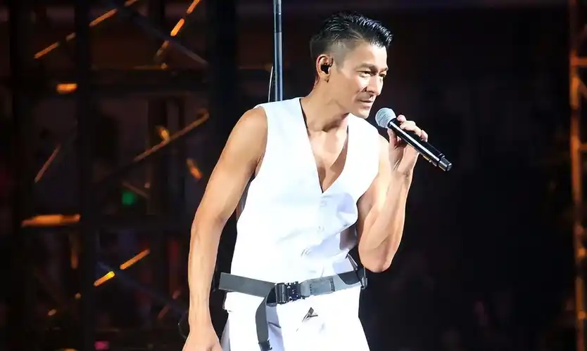 李好幸运主持刘德华线上演唱会,却遭群嘲,与何炅汪涵还有些差距_网络