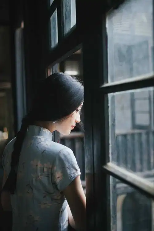 旗袍美女看窗外世界手机壁纸