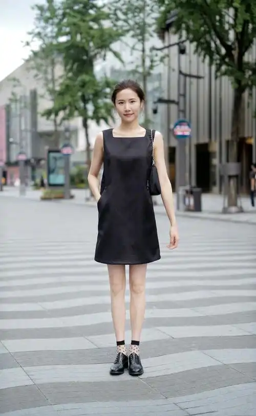 女生夏日黑色穿搭显瘦并不难避开老气才关键