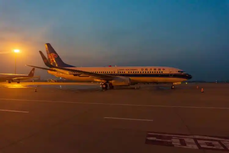 夜晚的济南机场,停机坪上的飞机在等待起飞