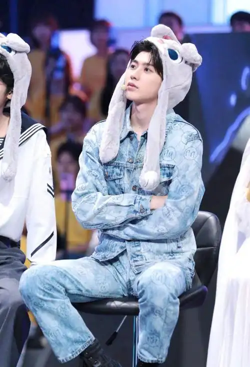 蔡徐坤萌萌哒亮相《快乐大本营》,"坤三岁"重出江湖