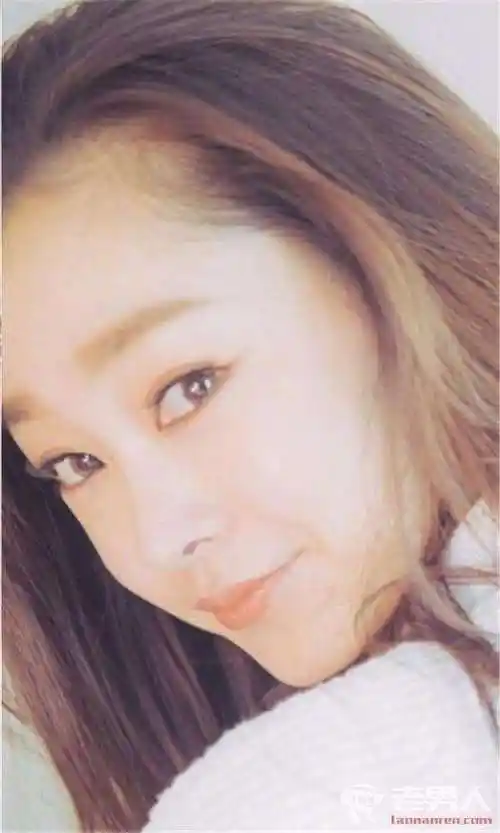 其实不是哦,宋轶说自己那张照片是大三的时候,那个时候自己有点胖 内