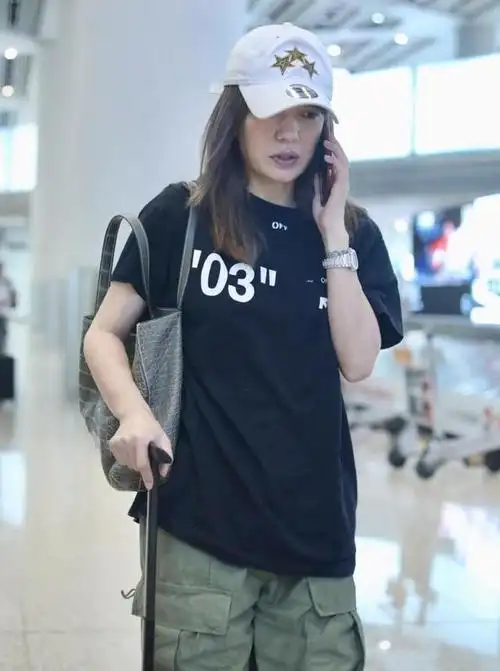 44岁赵薇素颜走机场,穿黑t恤配工装裤太随性,皮肤松垮得像大妈
