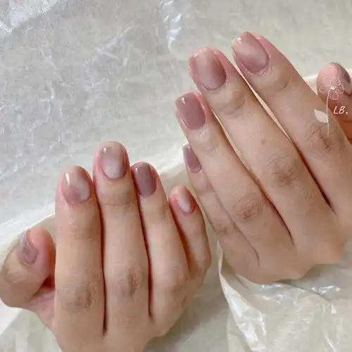 冰透奶咖晕染美甲