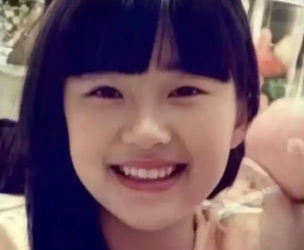 赵露思中学时期穿校服自拍照曝光,无美颜依然美丽,很明显没整容