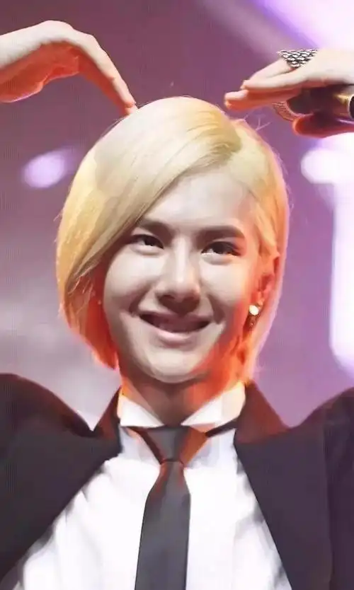 王一博学生时期旧照被扒曾自曝自己是校草却被昔日同学打脸