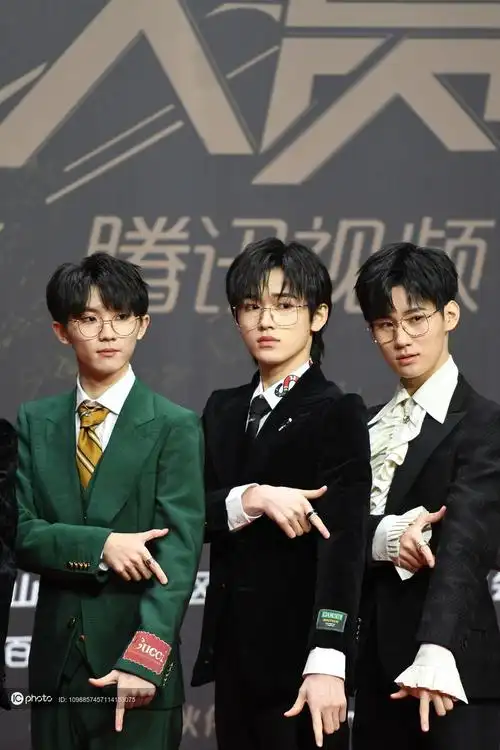 独家:星光大赏红毯 时代少年团宋亚轩戴眼镜亮相斯文帅气