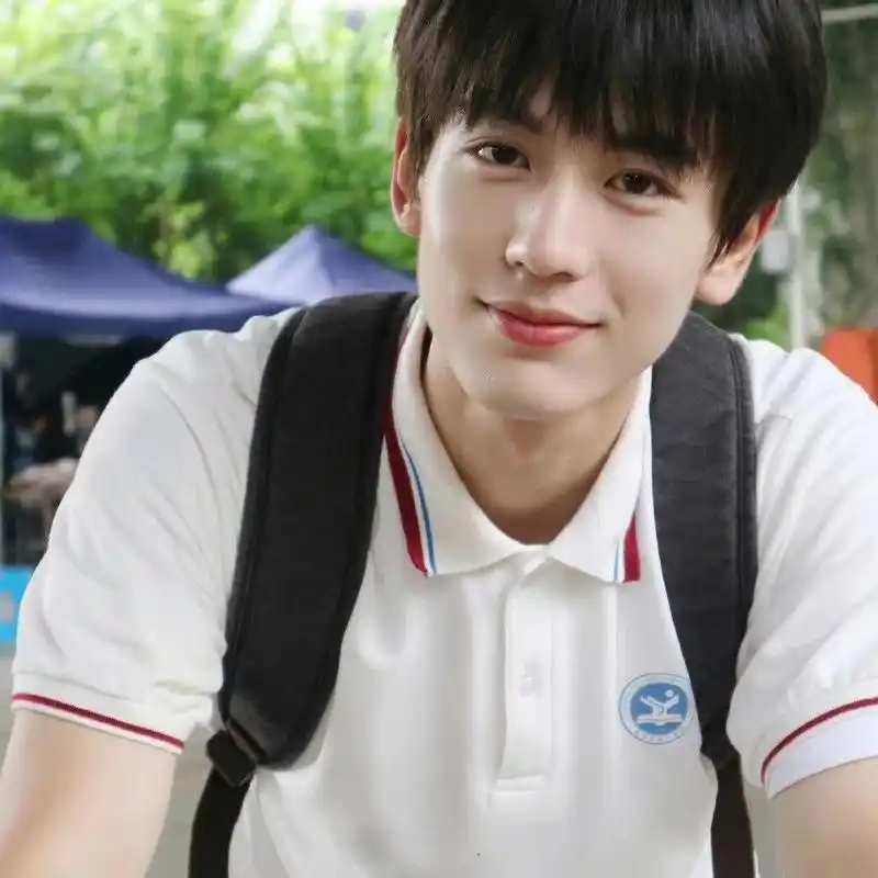 1,蔡徐坤原定嘉人封面变内页!