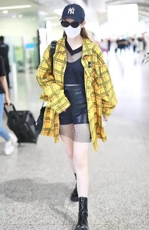 戚薇太大胆了穿透视渔网裙配黑色热裤小蛮腰十足抢镜