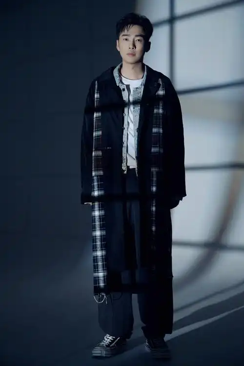 邹廷威开年时尚写真曝光 轻熟风彰显帅气俊朗_外套
