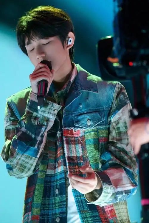 光影下氛围感拉满期待跨年夜正式舞台#王源跨年彩排图