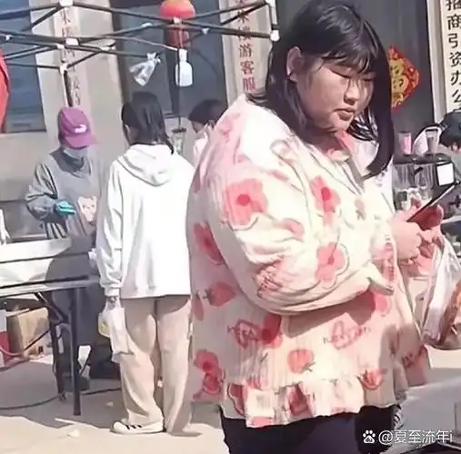 图片上的女人是朱之文女儿,300斤的她出现在镇里的集贸市场,披散着